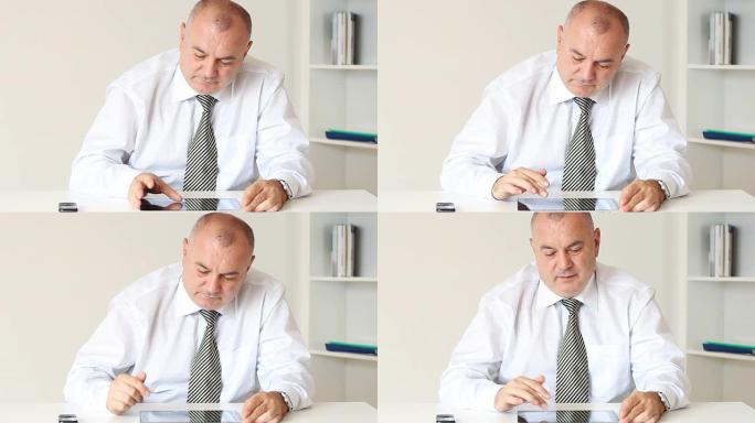 商人通过电话交谈