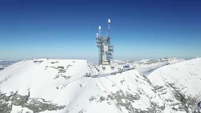 带有计算机动画标志的无线电天线在雪域山脉环境中的空中拍摄