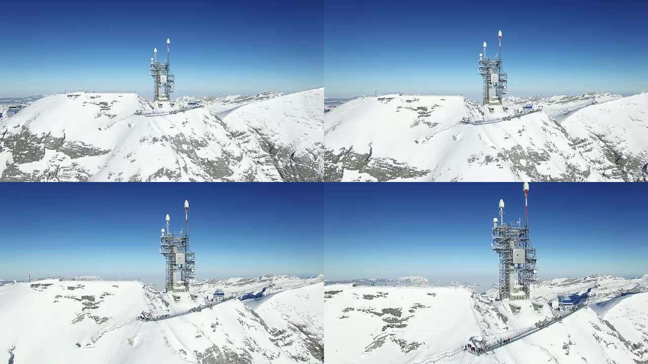 带有计算机动画标志的无线电天线在雪域山脉环境中的空中拍摄