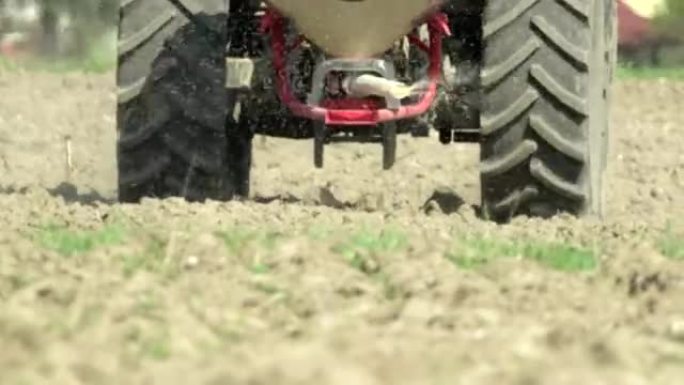 特写: 拖拉机在春季用肥料施肥