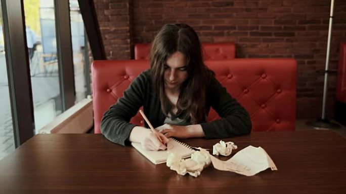 女孩在创作过程中画皱巴巴的纸