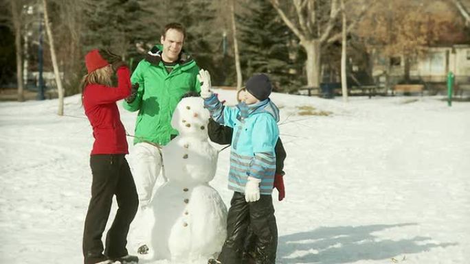 一家人堆雪人堆雪人亲子互动亲子教育