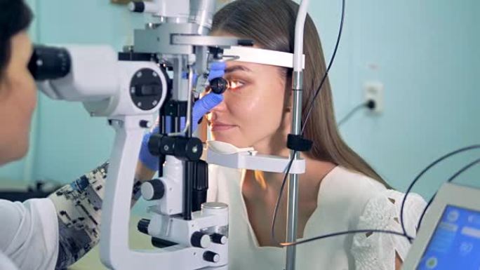 一名女性患者用裂隙灯接受眼睛健康测试。4K。