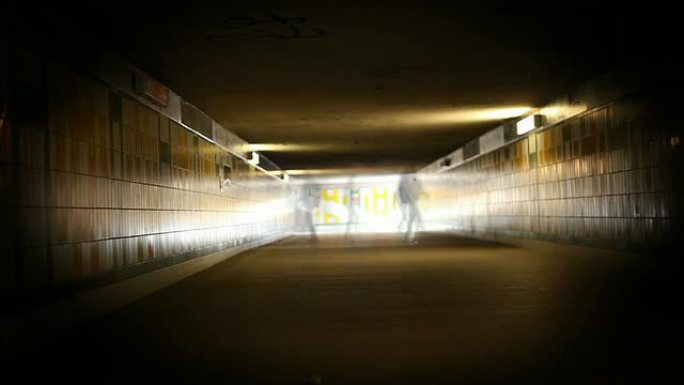 隧道中的重影人影走动