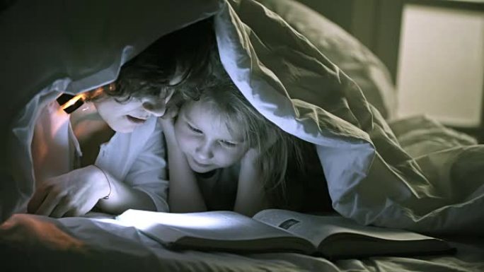 母亲给女儿读睡前故事