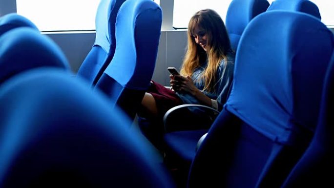 女子在4k轮渡旅行时使用手机