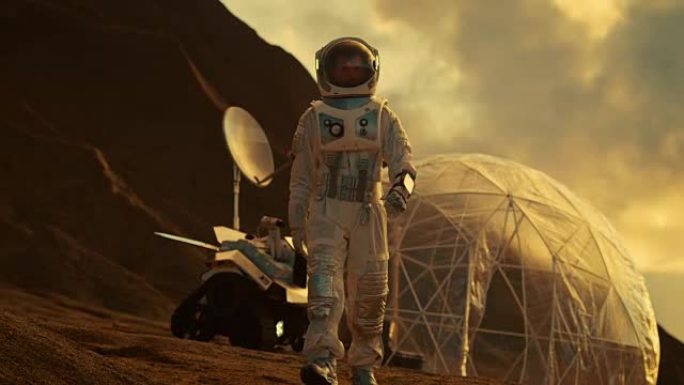穿着太空服的宇航员行走在红色星球/火星上。背景是他的基地/研究站，附近停着火星车，炽热的阳光照耀着他