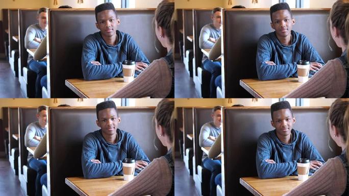 非裔美国少年男孩与朋友在咖啡店