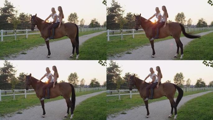 特写: 两个漂亮的女孩光着背在马牧场上骑着令人惊叹的马