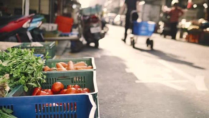水果和蔬菜站在农贸市场