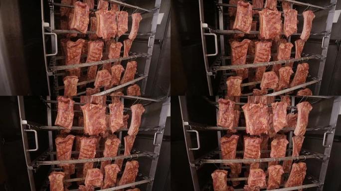 烧烤排骨，食品厂烟熏架上的肉制品。