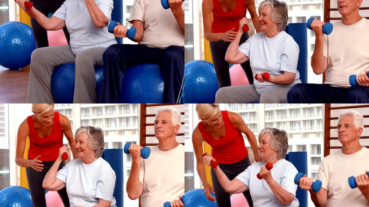 培训师帮助老年人锻炼