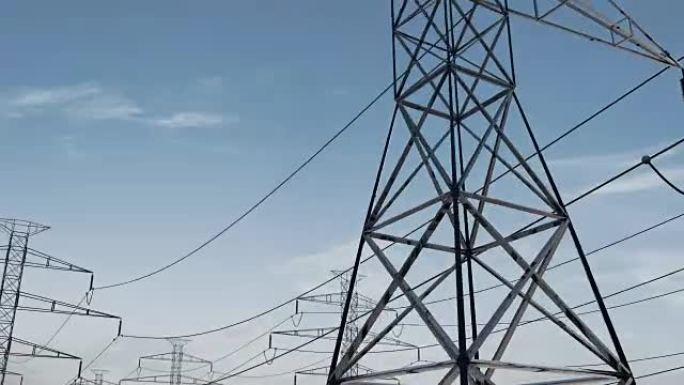 美丽天空下的高压电塔和电线。循环
