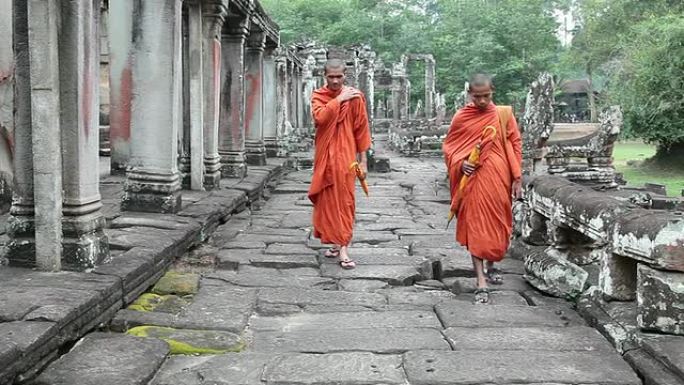 在巴戎的柬埔寨僧侣行走