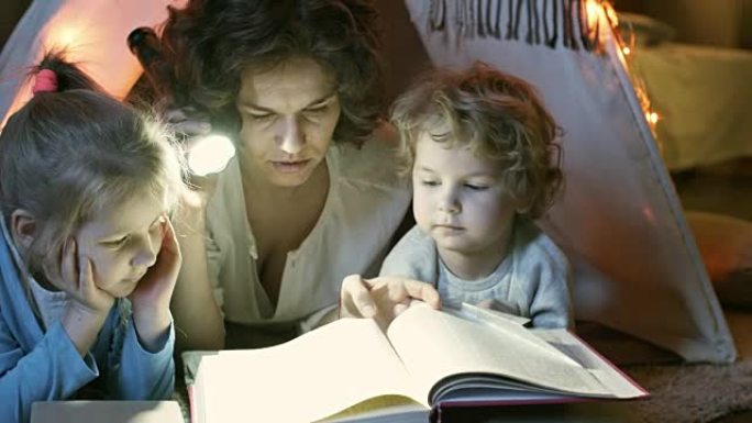 母亲和孩子们翻阅书本