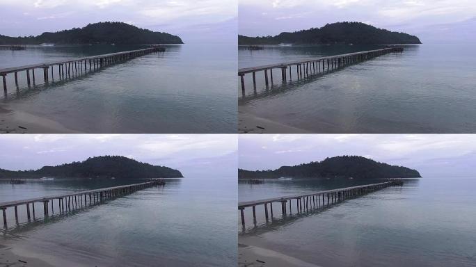 高清格式: 在孤独海滩上观看海上码头。