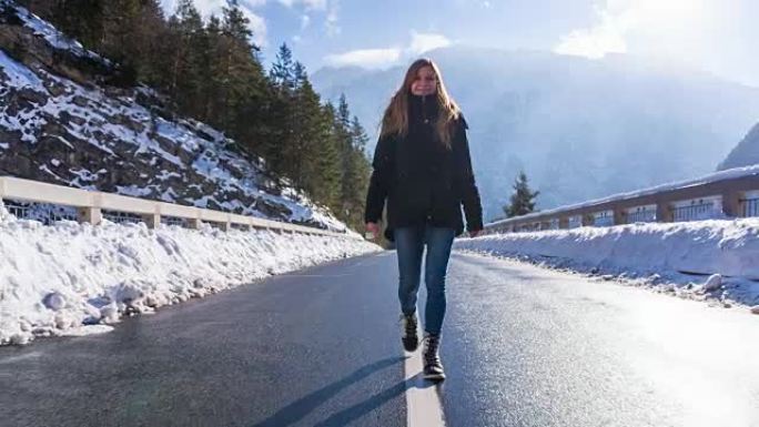 冬天，年轻女子在山腰的一座桥上行走