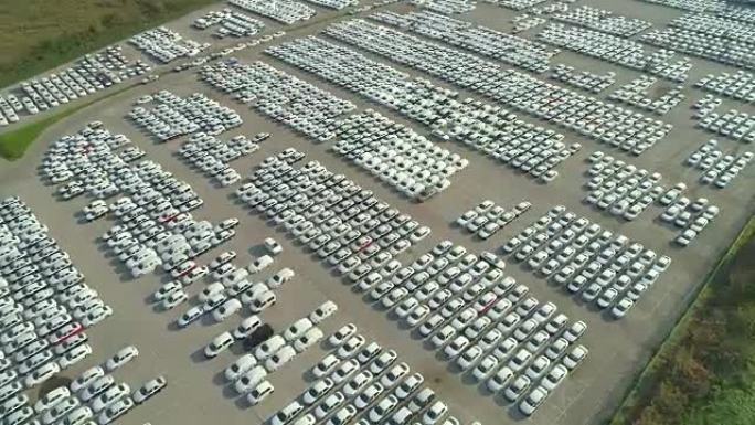 天线: 在工业港口停车场等待出售的一堆全新汽车