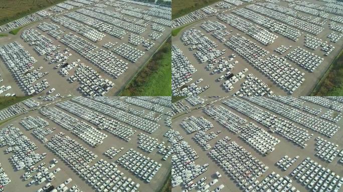 天线: 在工业港口停车场等待出售的一堆全新汽车