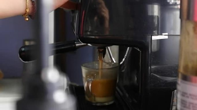 咖啡浓缩咖啡准备，咖啡机将浓缩咖啡倒入杯中