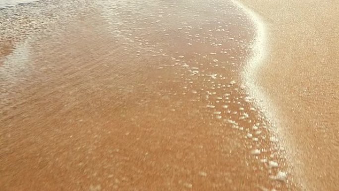 用Instagram过滤器关闭波浪卷起白色沙滩。