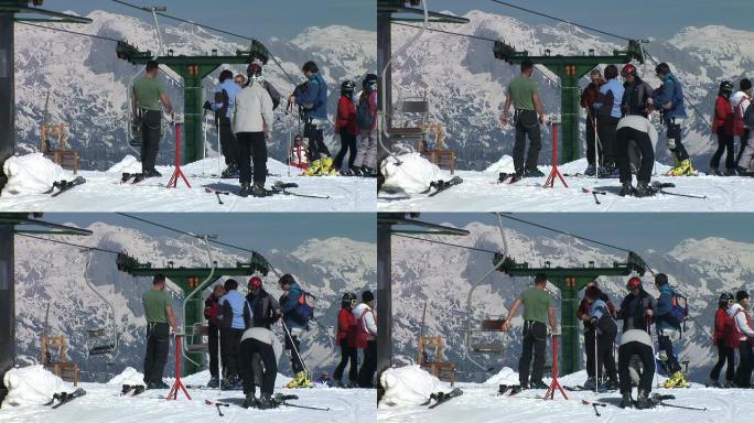 高清: 在滑雪缆车上