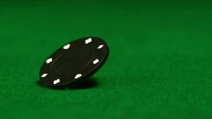 赌场桌子上的黑芯片旋转