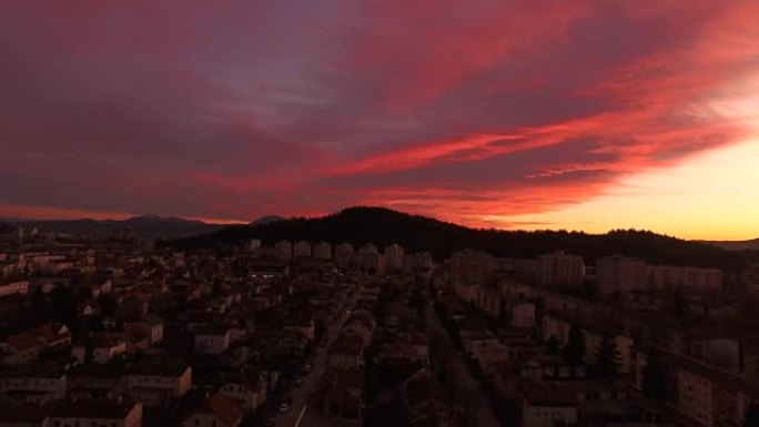 空中: 繁忙的大城市，在令人惊叹的微红日落