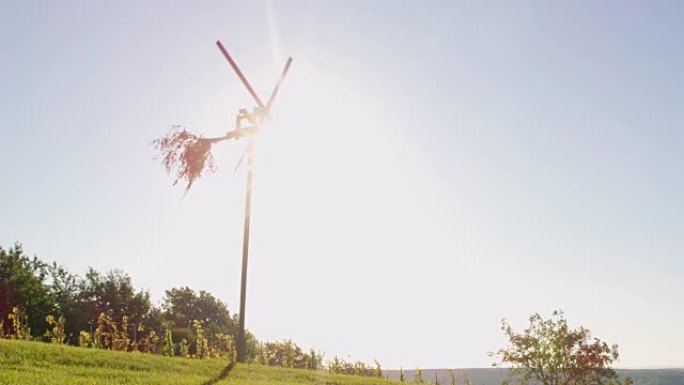 Sun女士在斯洛文尼亚Prekmurje乡村葡萄园sunny的旋转风车后面闪耀