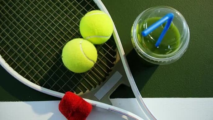 4k网球场的果汁和运动器材