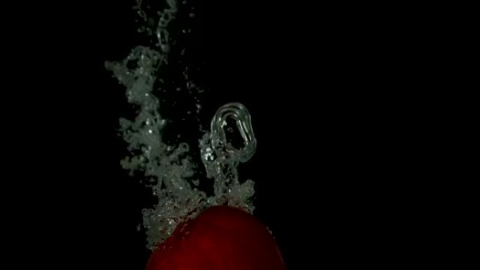 红苹果在黑色背景下陷入水中