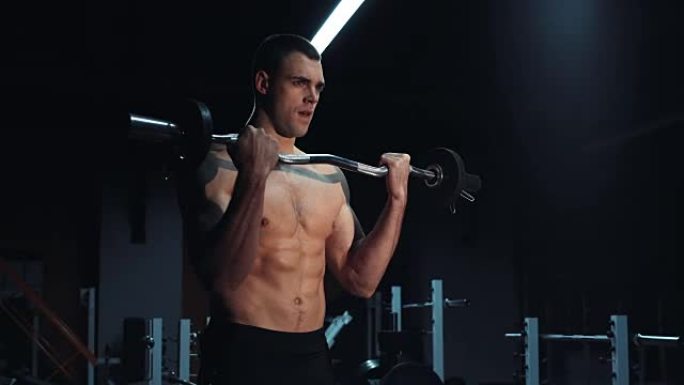 一个肌肉发达的男人在健身房做健身训练