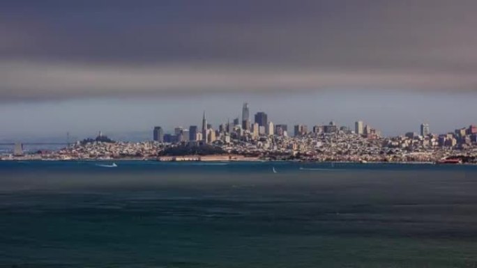 阴天从海湾出发的旧金山天际线全景的时间流逝