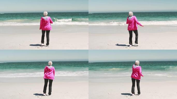老退休妇女做一些伸展运动
