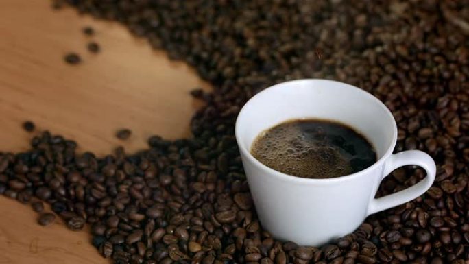 高清超级慢动作: 倒黑咖啡