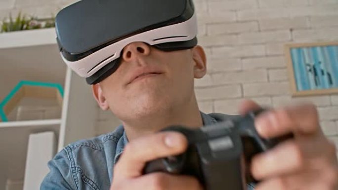 男人在VR头盔玩游戏