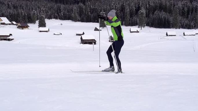 高清超慢莫：越野滑雪的年轻人