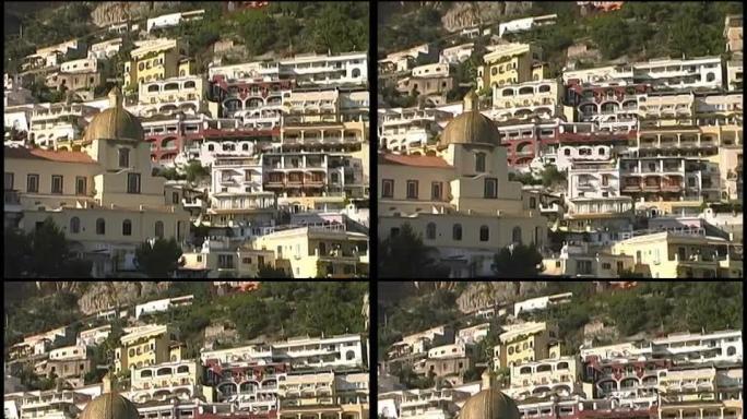 Amalfi海岸山坡上的建筑从船上看：意大利