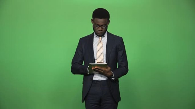 自信的非洲男性使用平板电脑