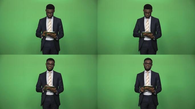 自信的非洲男性使用平板电脑
