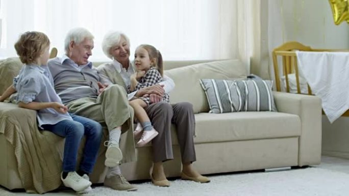 祖父母和孙子坐在沙发上