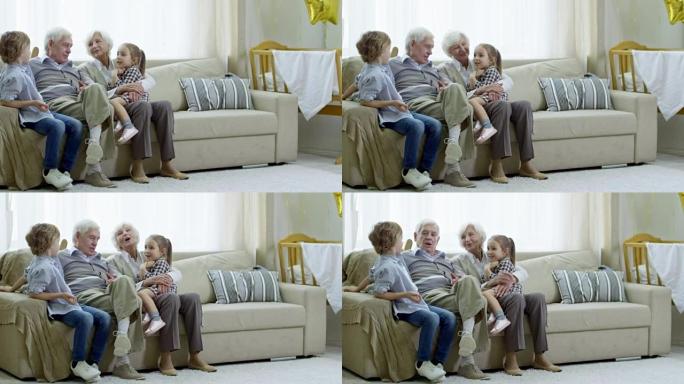祖父母和孙子坐在沙发上