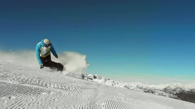 高清超慢动作: 滑雪板在雕刻时喷雪