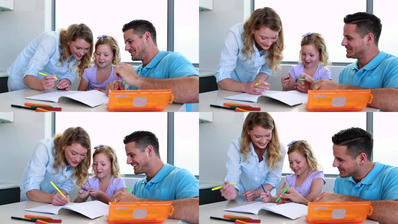 微笑的父母和女儿在桌子上画画