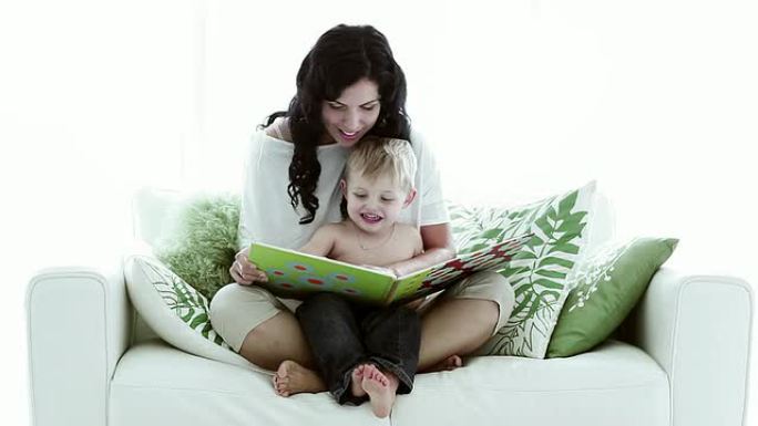 带书的母亲和孩子读书看书带书的母亲和孩子