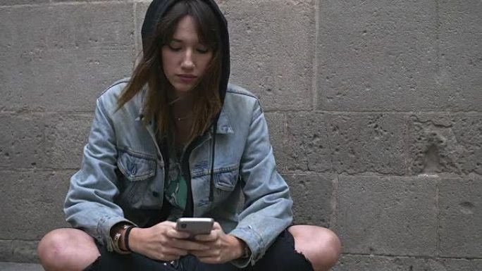 年轻千禧一代女性在手机上输入消息的慢动作视频