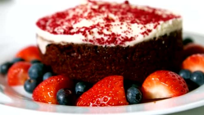 红色浆果巧克力蛋糕的特写视图
