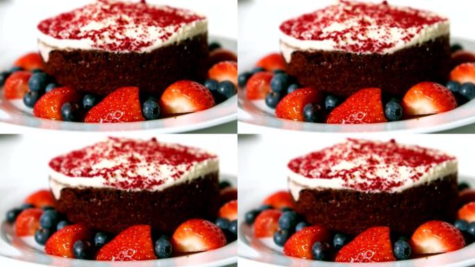 红色浆果巧克力蛋糕的特写视图