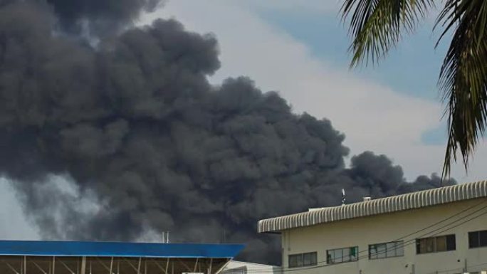 泰国曼谷燃烧石油工厂大火的慢动作