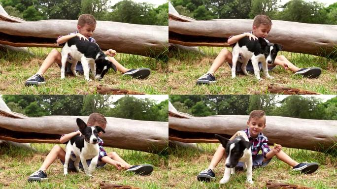 快乐男孩和他的小狗在草地上嬉戏
